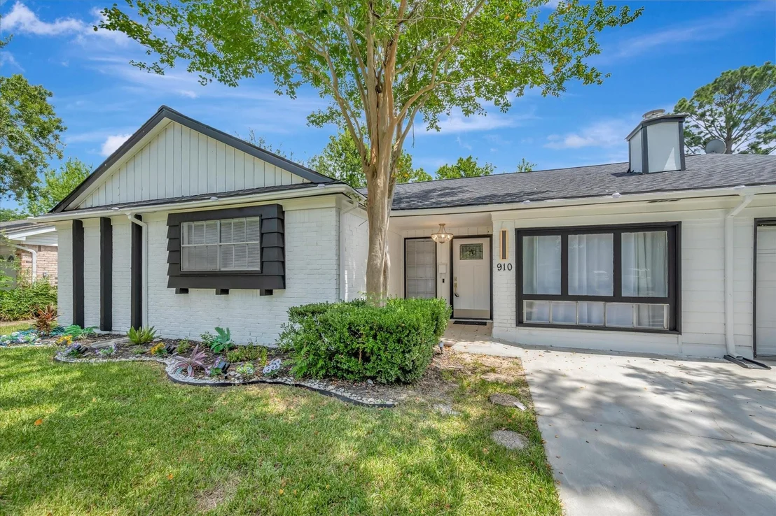 Photo of 910 Beachcomber Lane