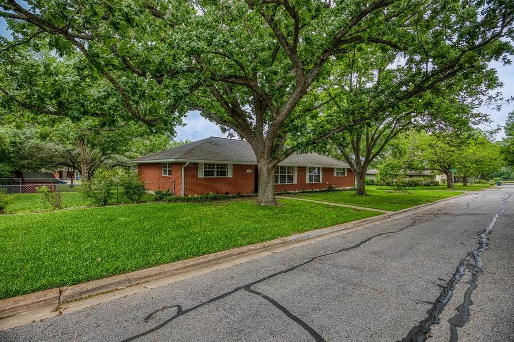 Photo of 1302 Woodson Lane