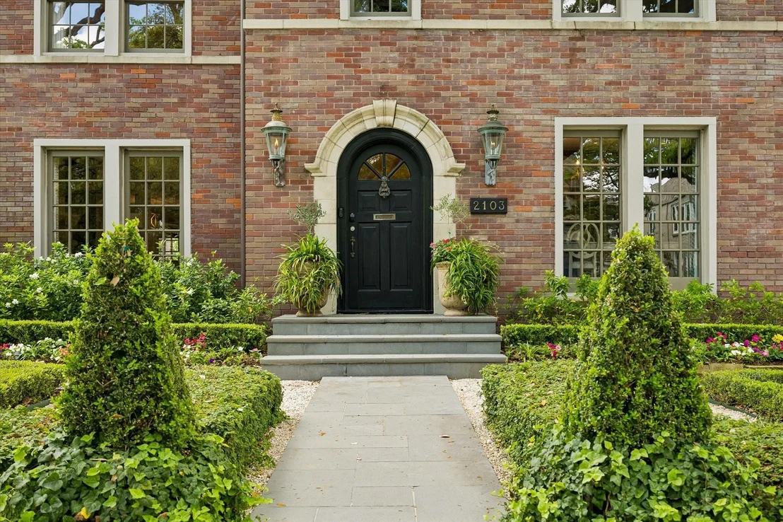 Photo of 2103 South Boulevard