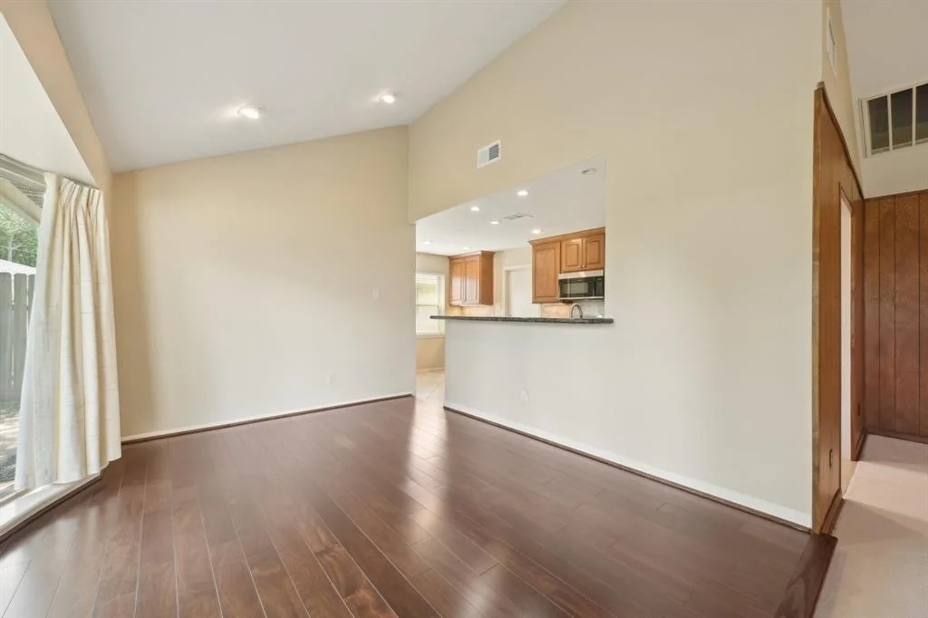 Photo of 8915 Roos Road