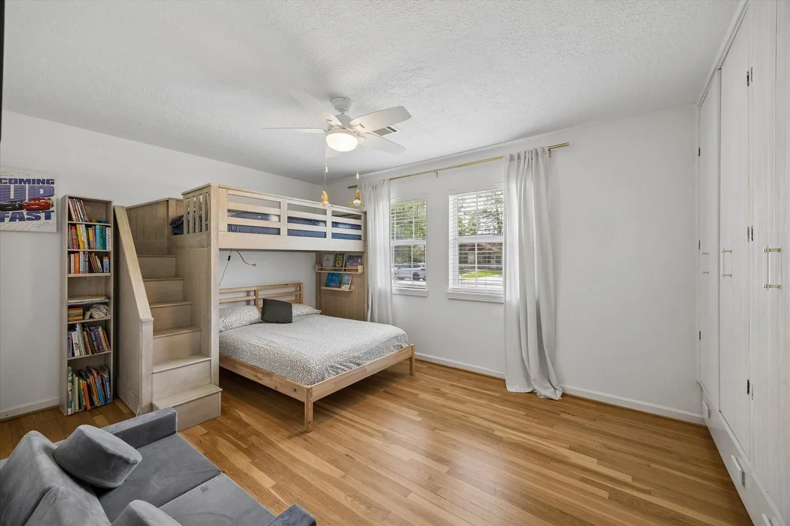 Photo of 1232 Chantilly Lane