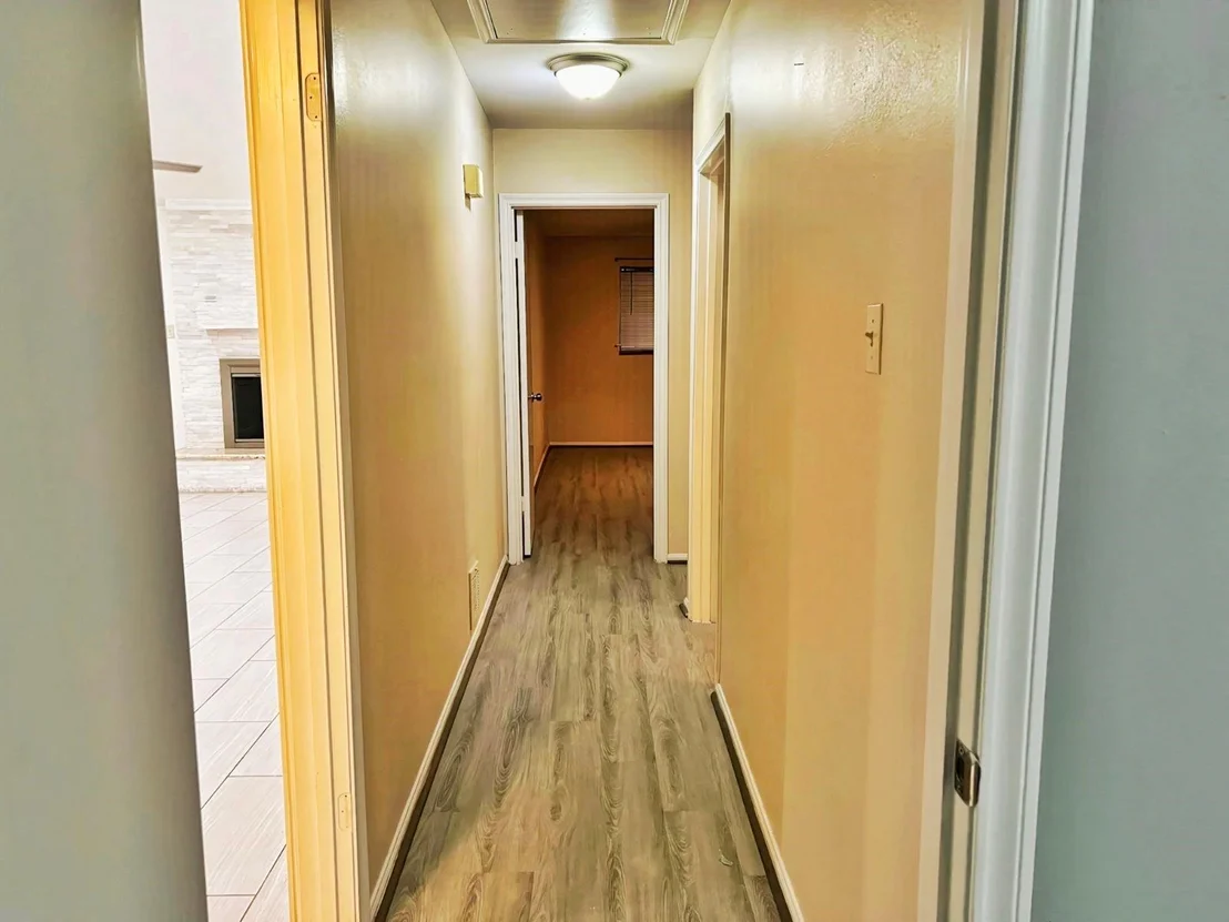 Photo of 9006 Roos Road