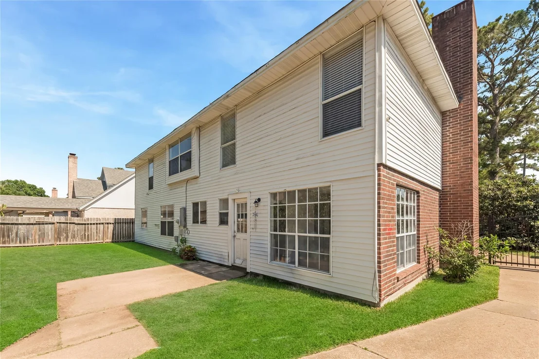 Photo of 18318 Oakhampton Drive