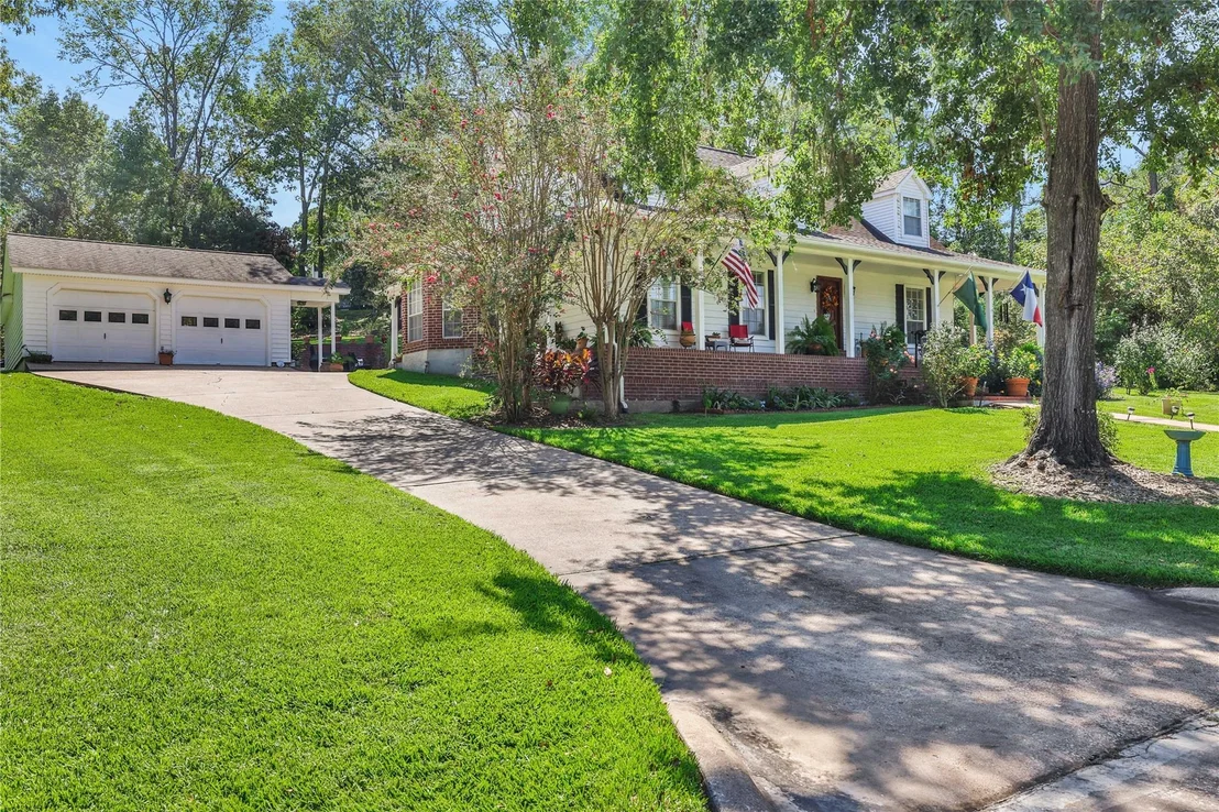 Photo of 220 Lake Oaks Boulevard