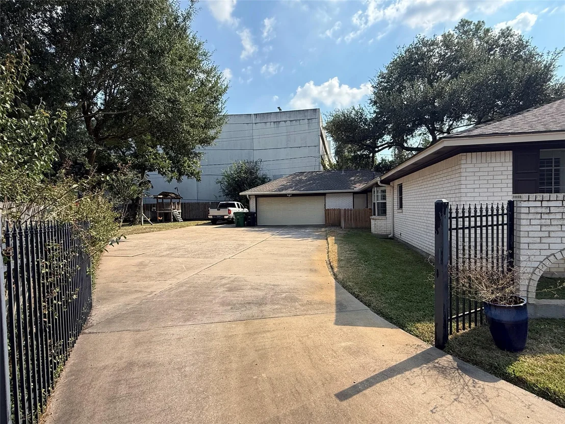 Photo of 930 W Forest Drive
