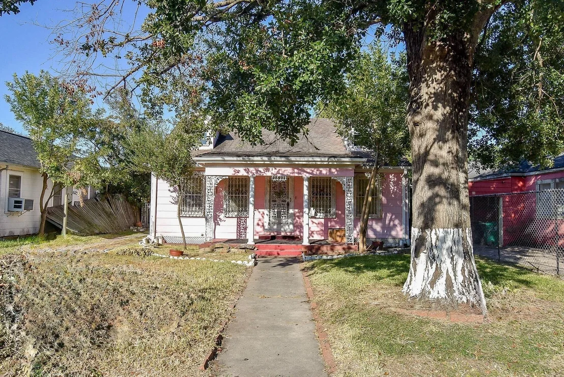 Photo of 2827 Robertson Street