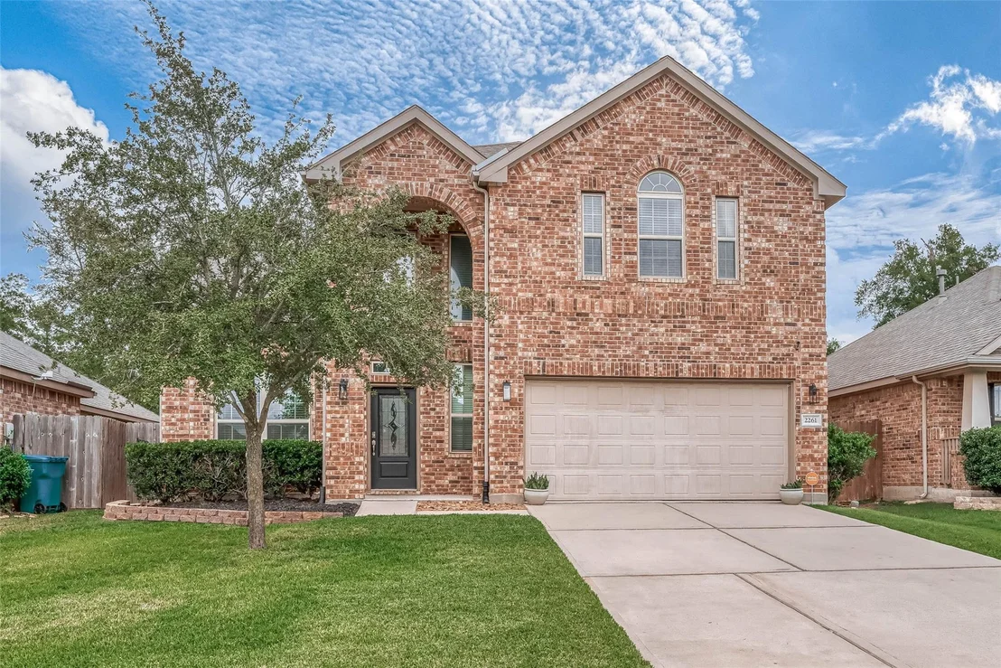 Photo of 2261 Oak Circle Drive N