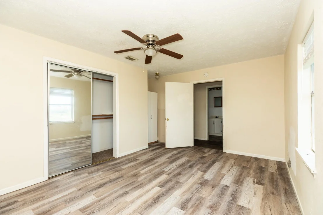 Photo of 910 Monument Drive