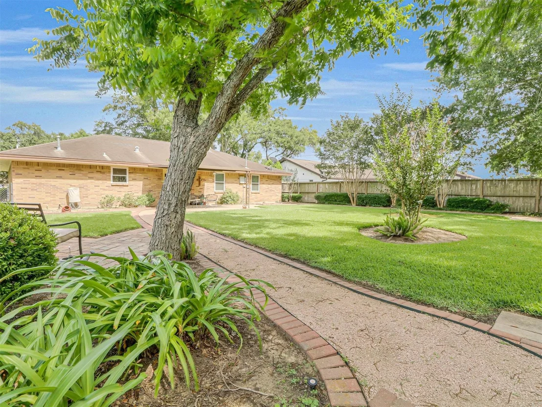 Photo of 805 Bluebonnet Lane