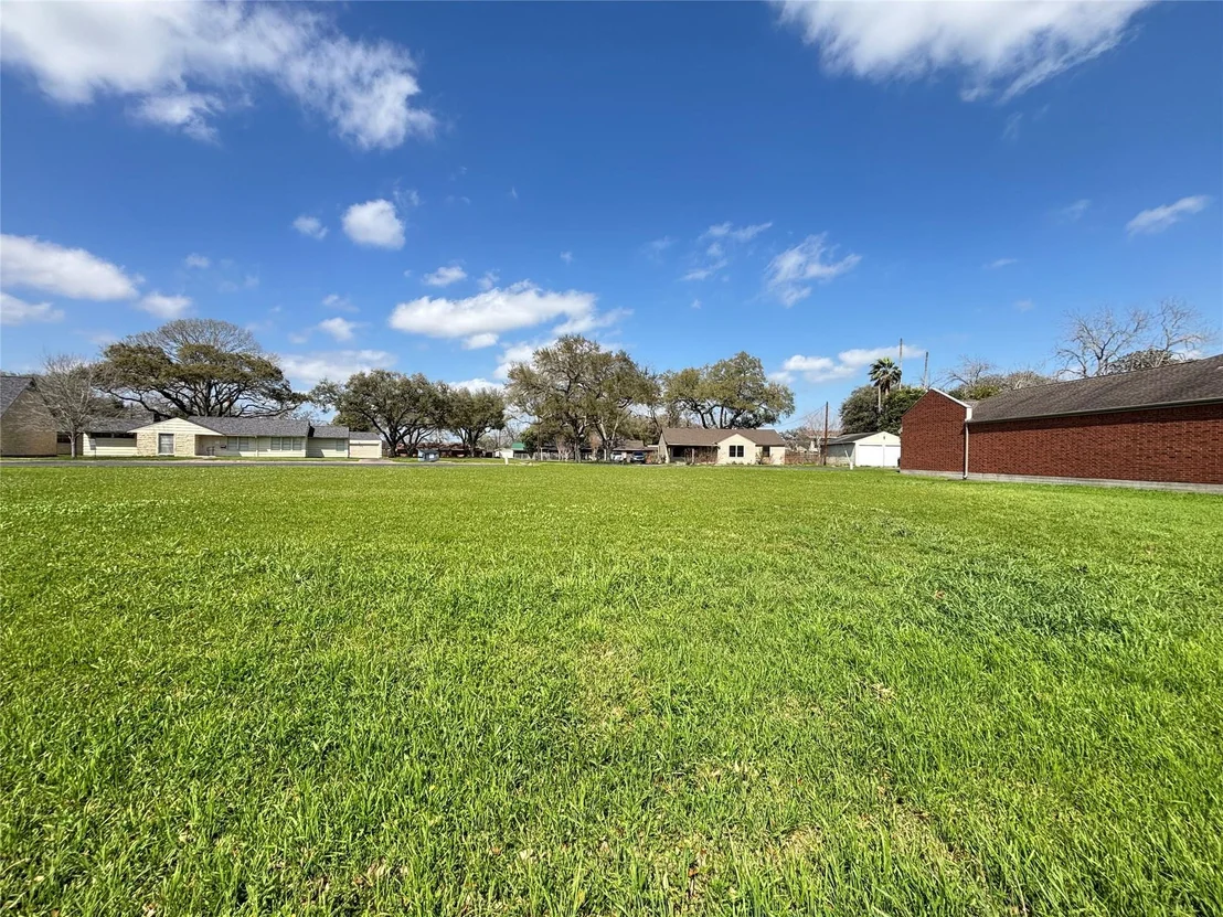 Photo of 305 Mayfair Circle
