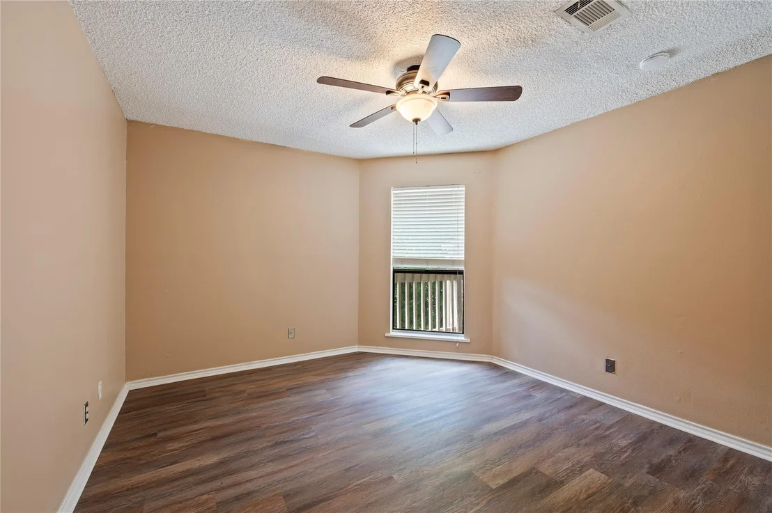Photo of Unit 6A at 2501 Gulf Freeway