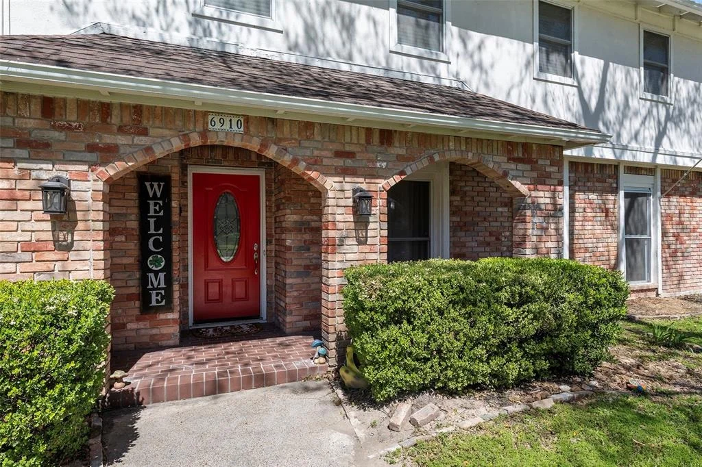 Photo of 6910 King Arthur Court