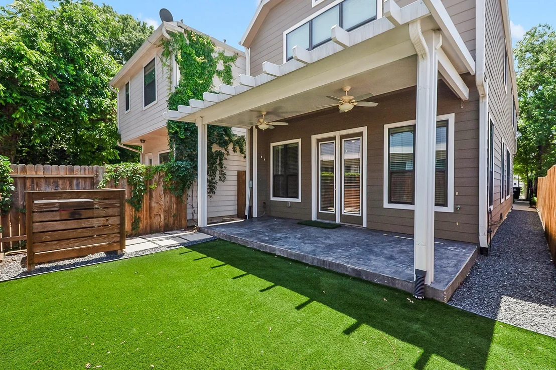 Photo of 5328 Larkin Street