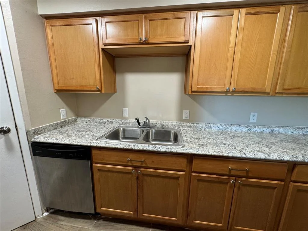 Photo of Unit 12A at 2501 Gulf Freeway