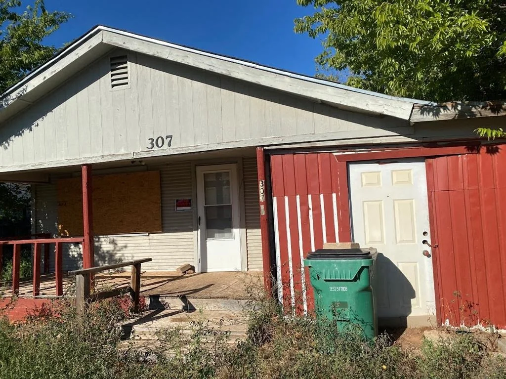 Photo of 307 E Summit Avenue