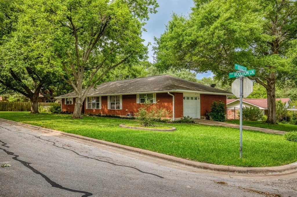 Photo of 1302 Woodson Lane