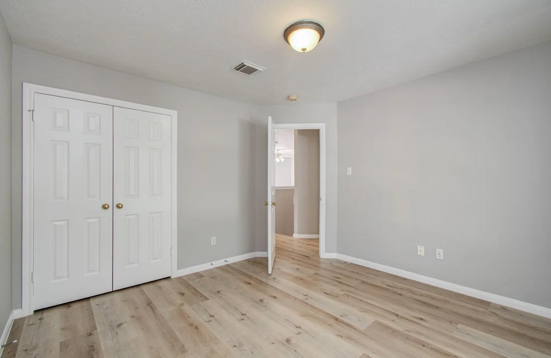 Photo of 911 E Hampton Drive
