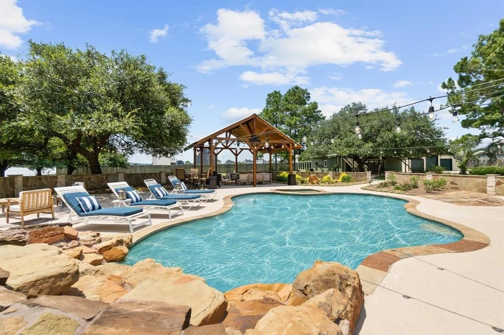 Photo of 11008 Hillside Drive