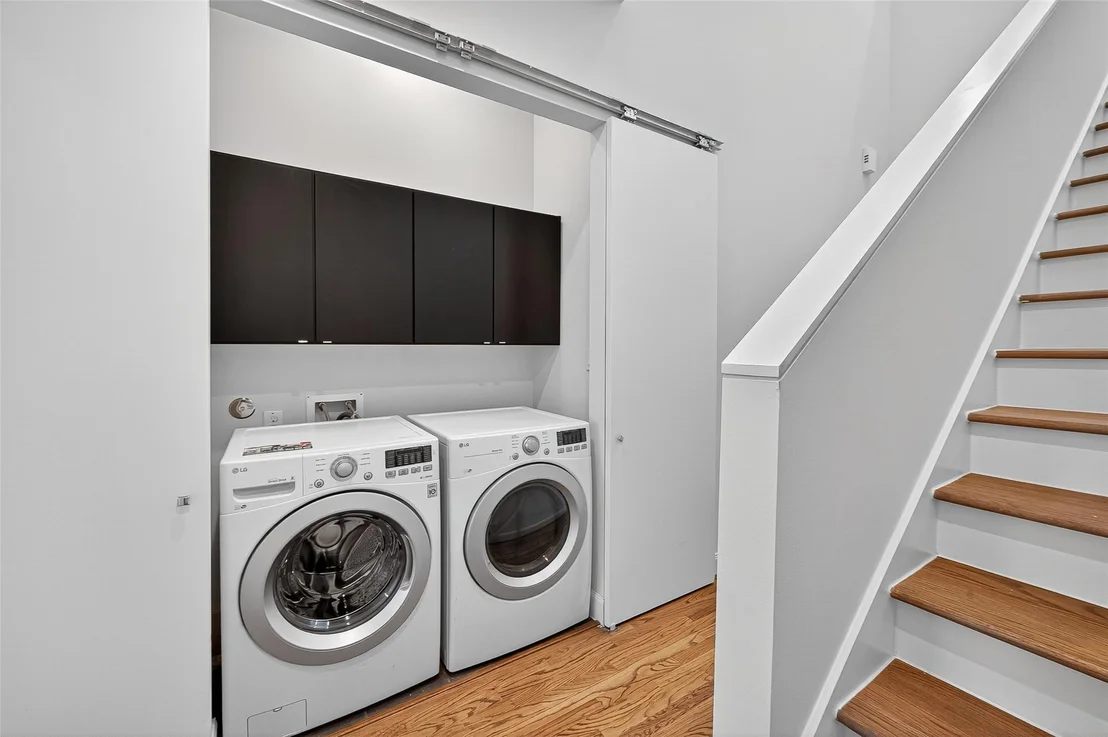 Photo of Unit B at 1205 Jackson Boulevard