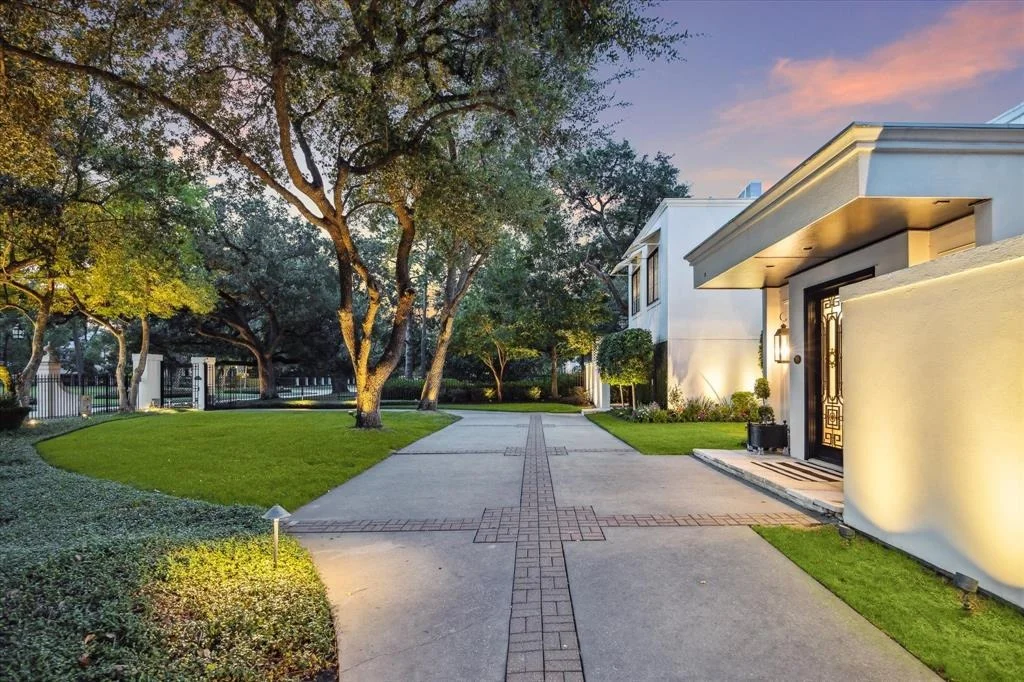 Photo of 2411 River Oaks Boulevard
