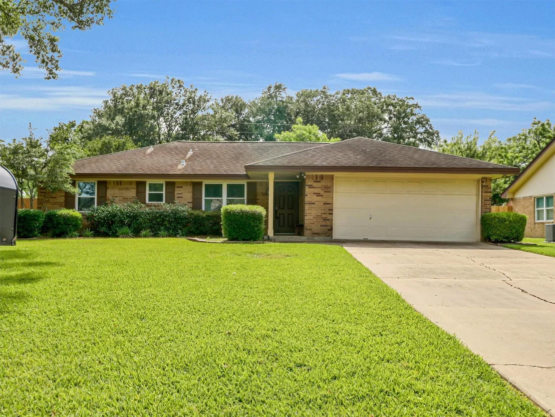 Photo of 805 Bluebonnet Lane