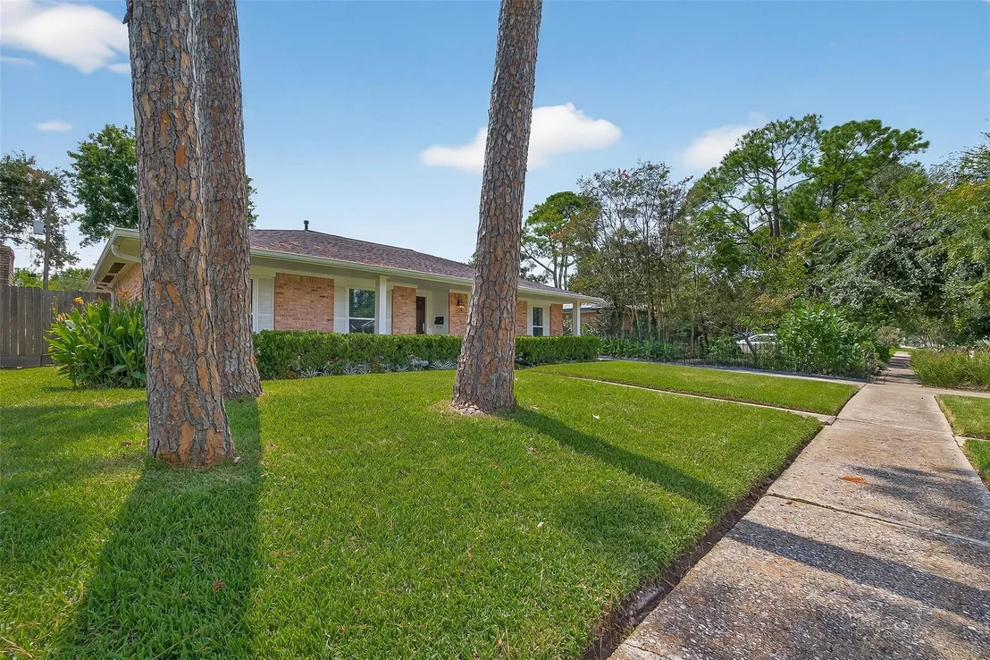 Photo of 9327 Meadowcroft Drive