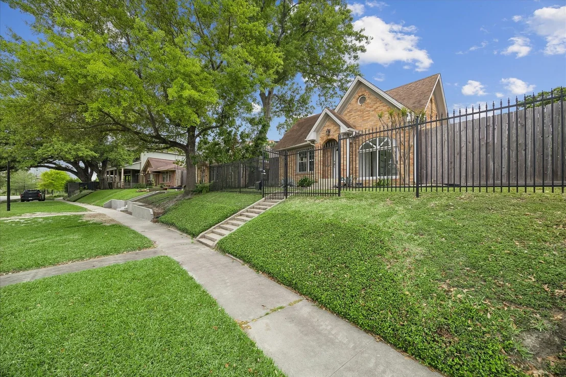 Photo of 2108 White Oak Drive