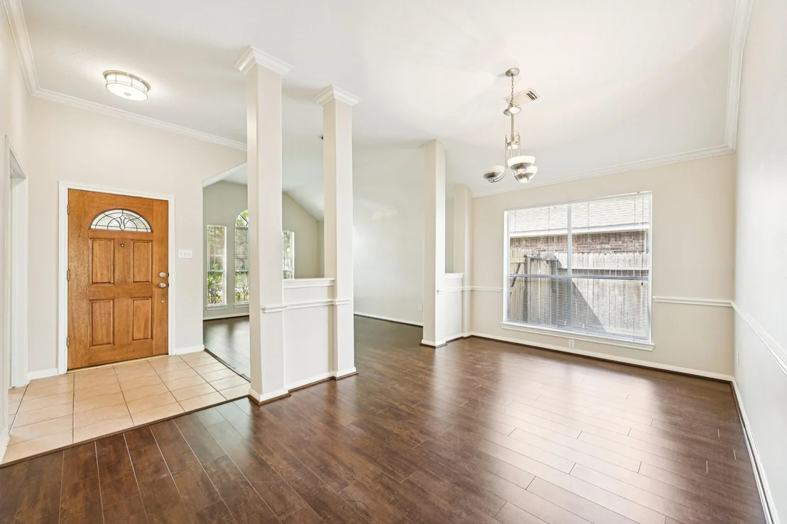Photo of 1023 E Hampton Drive