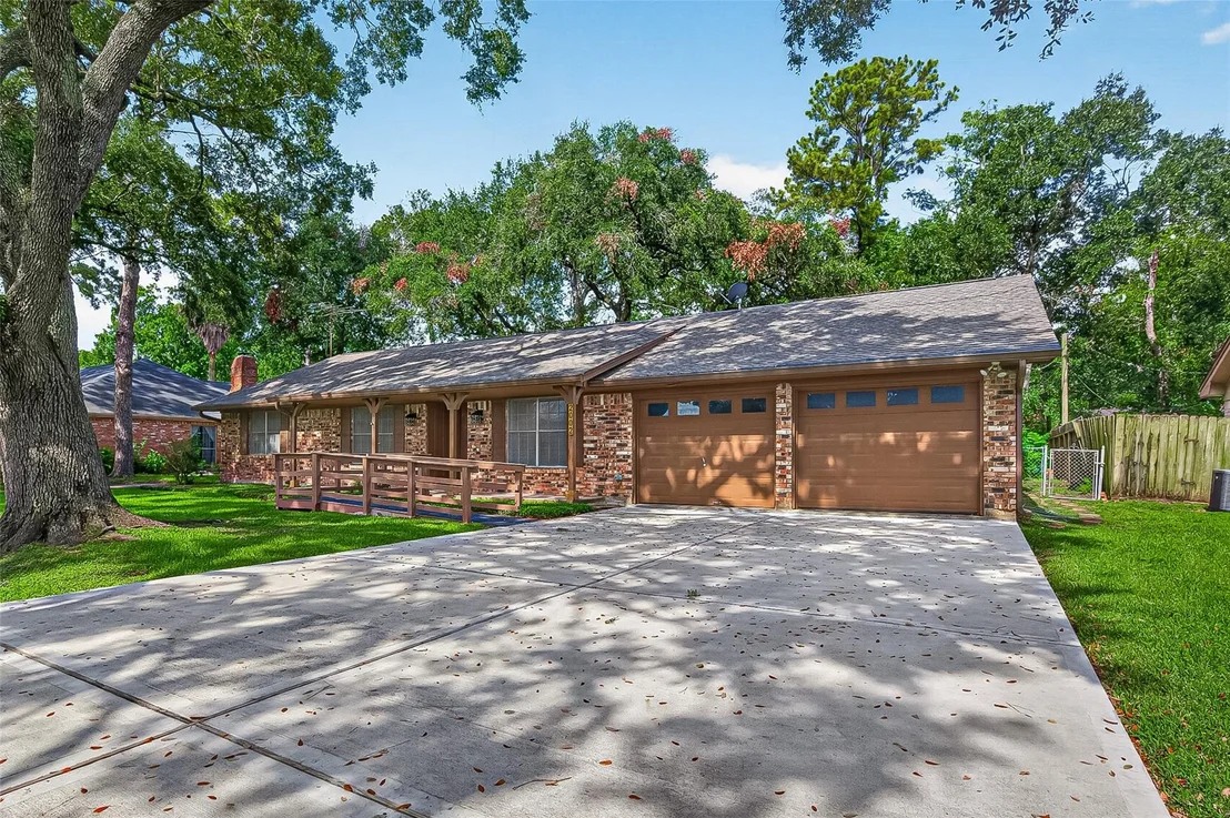 Photo of 2002 Crestwood Drive