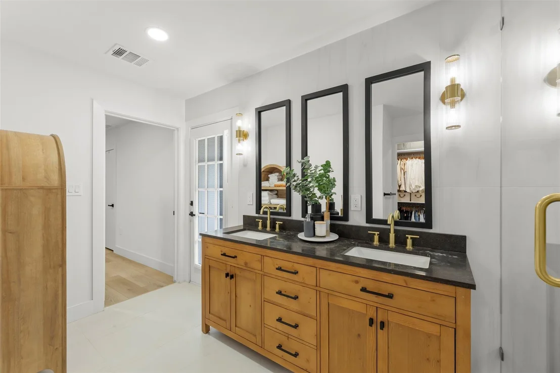 Photo of 802 N Wilcrest Drive