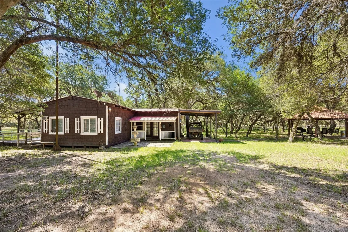 Photo of 302 Bluebonnet Bend