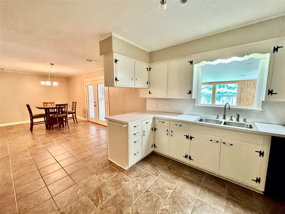 Photo of 5050 Swallow Drive