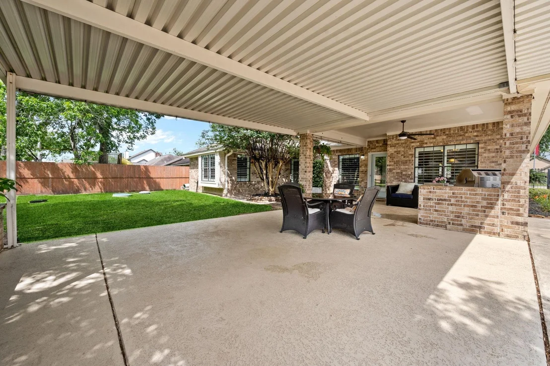 Photo of 302 River Oaks Drive