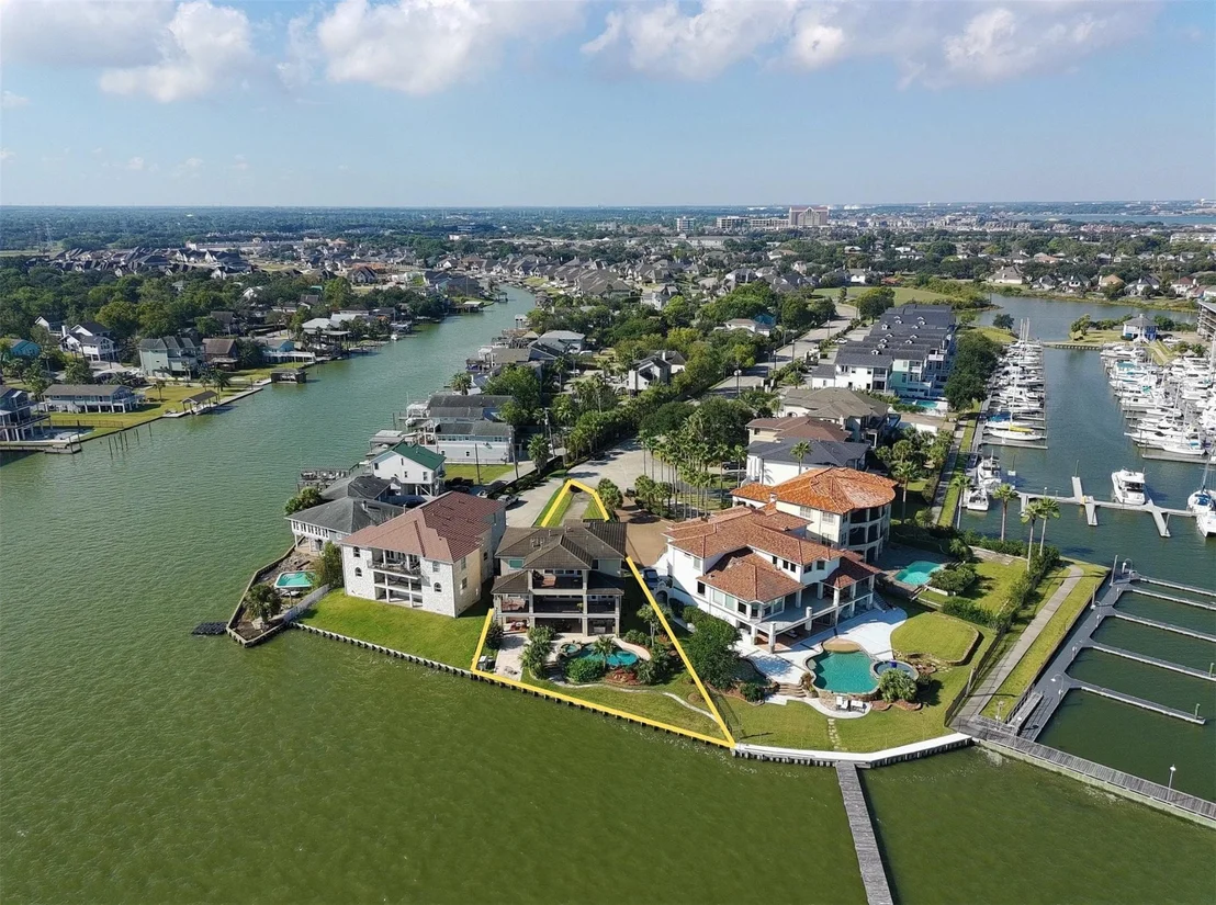 Photo of 2242 Marina Way