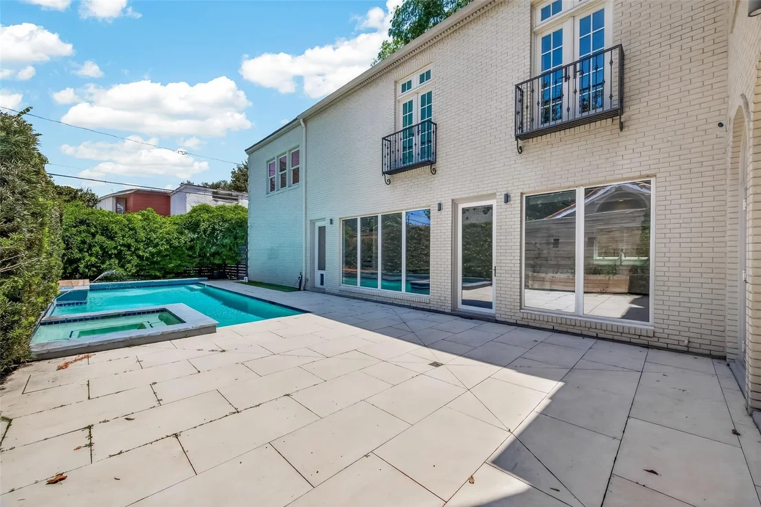 Photo of 2114 Wroxton Road