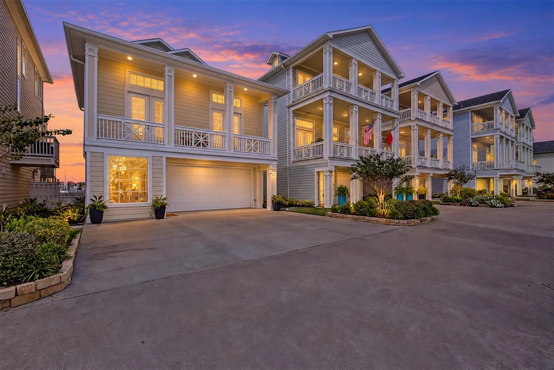 Photo of 2172 Marina Way