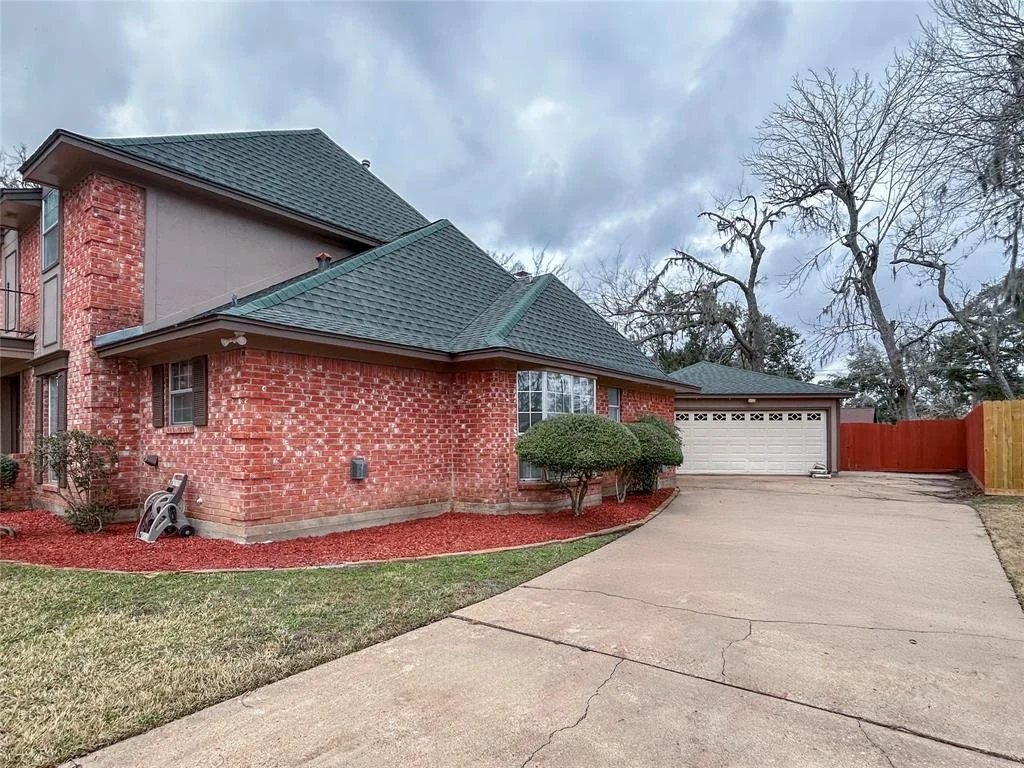 Photo of 129 White Oak Drive