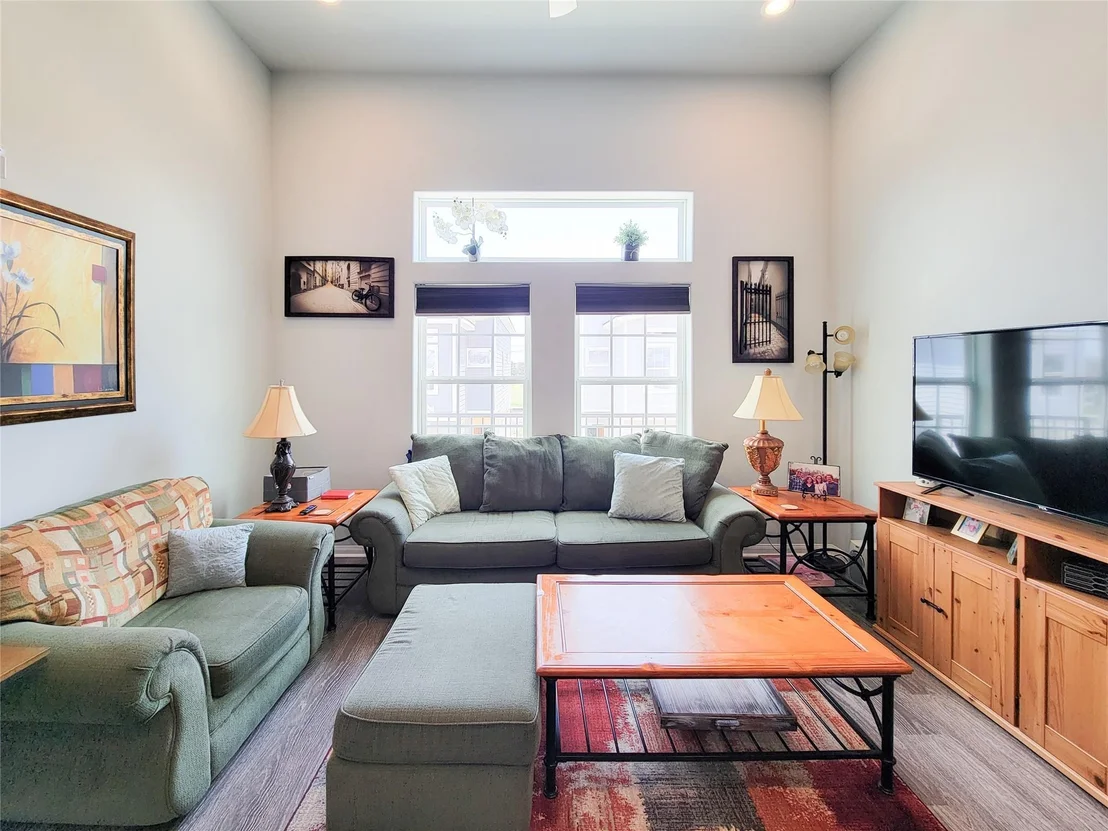 Photo of 18841 Elegance Avenue