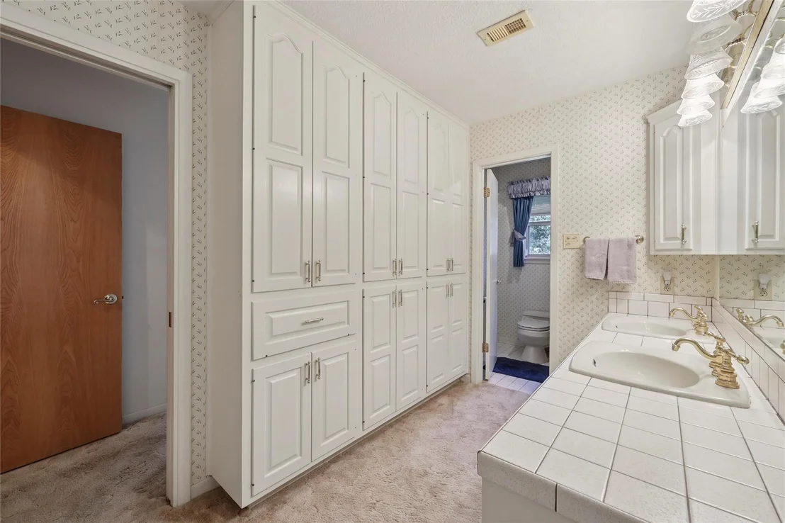 Photo of 220 Broadmoor