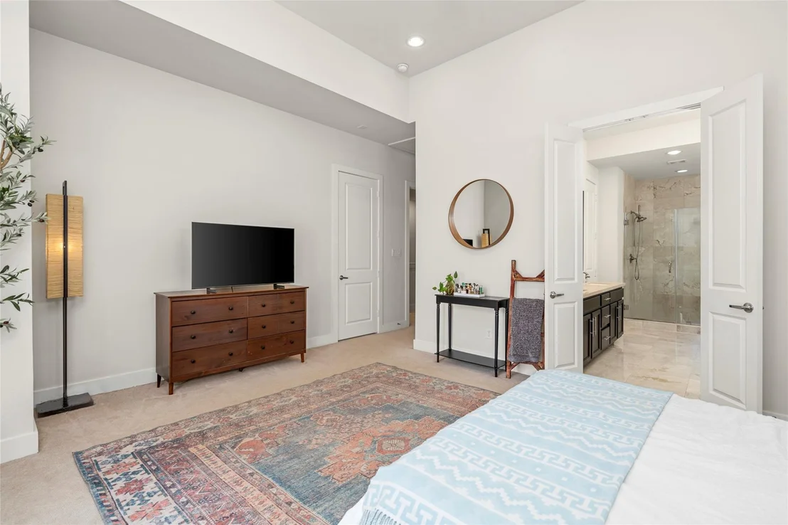 Photo of Unit E at 2609 Riverside Drive