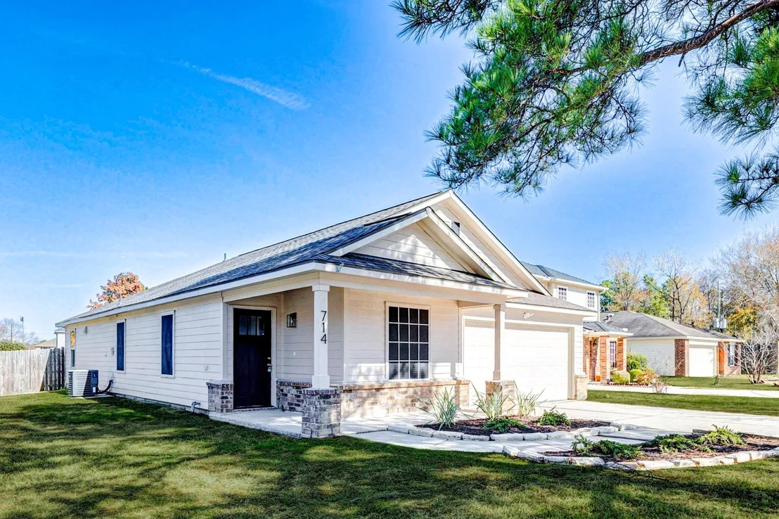Photo of 714 Silver Cliff Lane