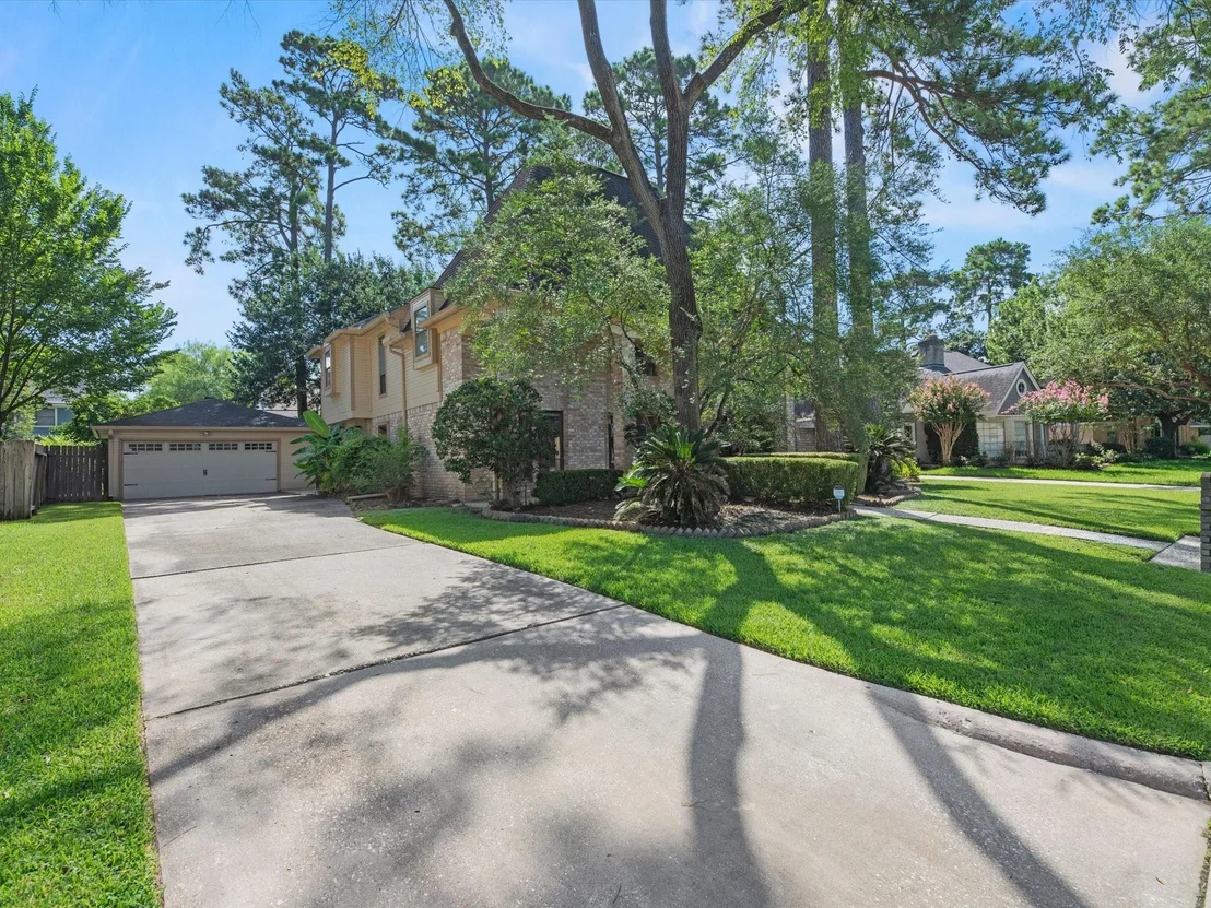 Photo of 18310 Lake Oaks Drive
