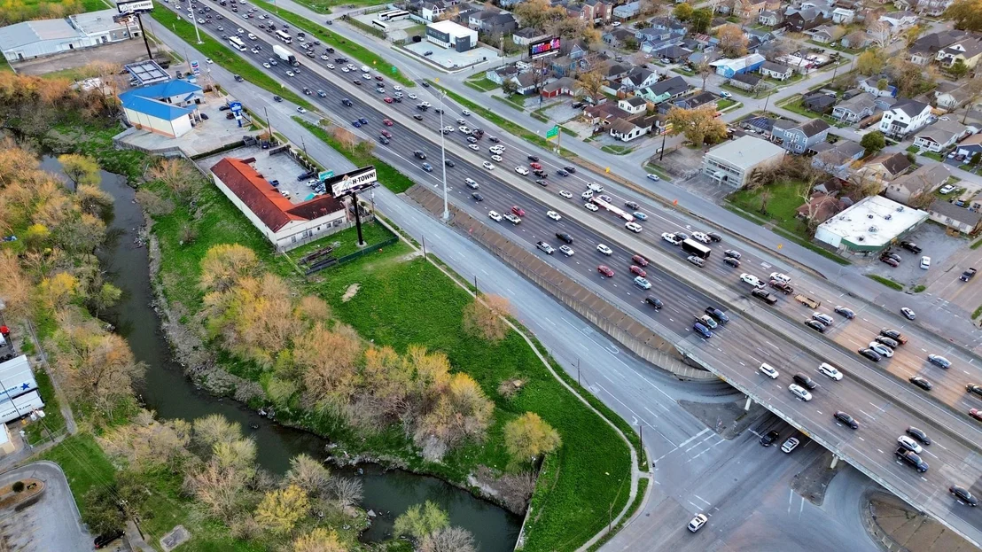 Photo of 2636 North Freeway