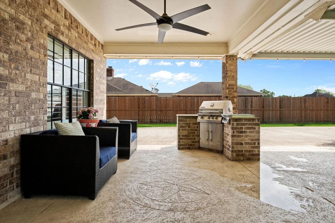 Photo of 302 River Oaks Drive