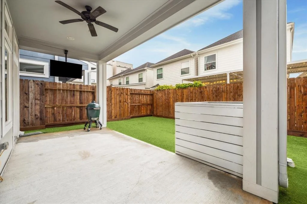Photo of 5240 Larkin Street