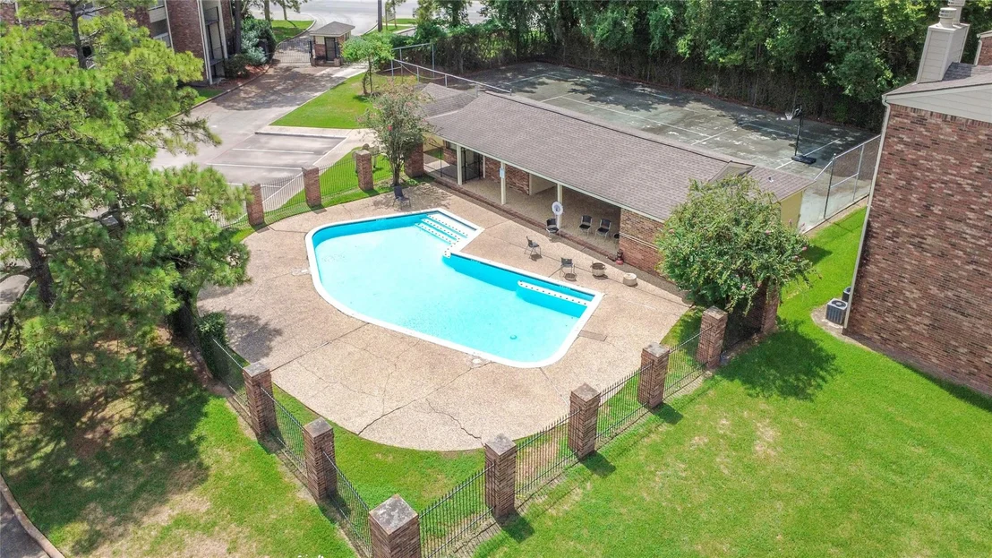 Photo of Unit 14A at 2501 Gulf Freeway