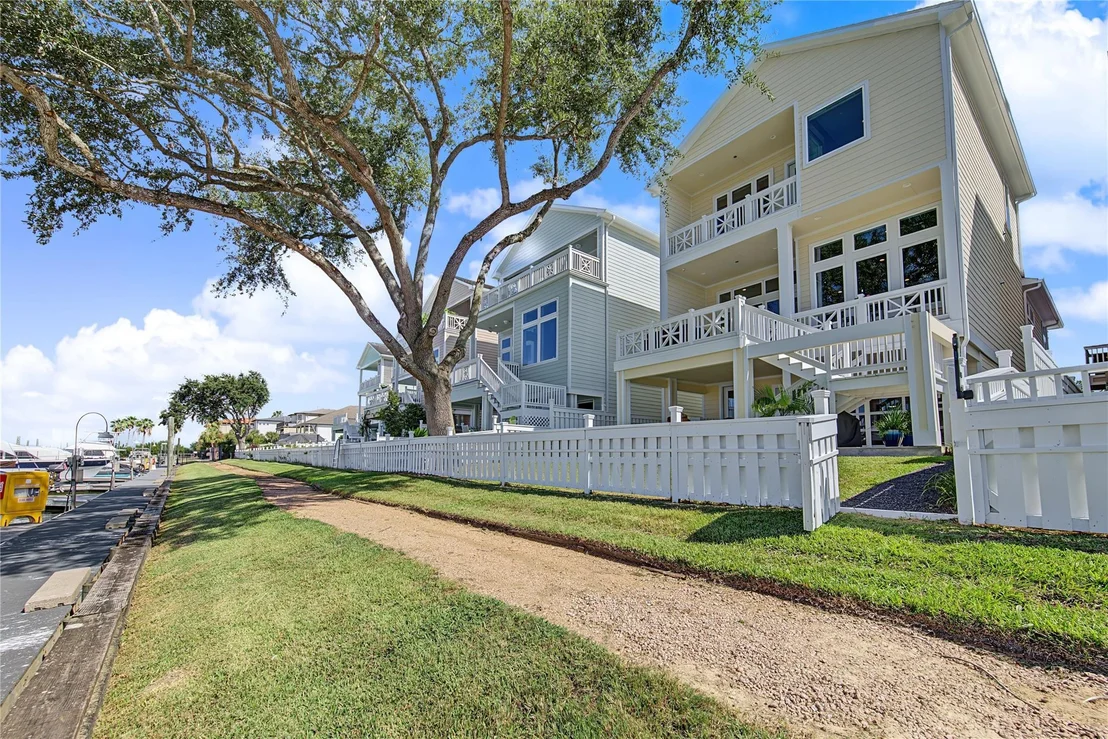 Photo of 2172 Marina Way