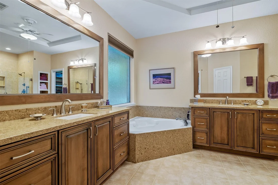 Photo of 122 S Evangeline Oaks Circle