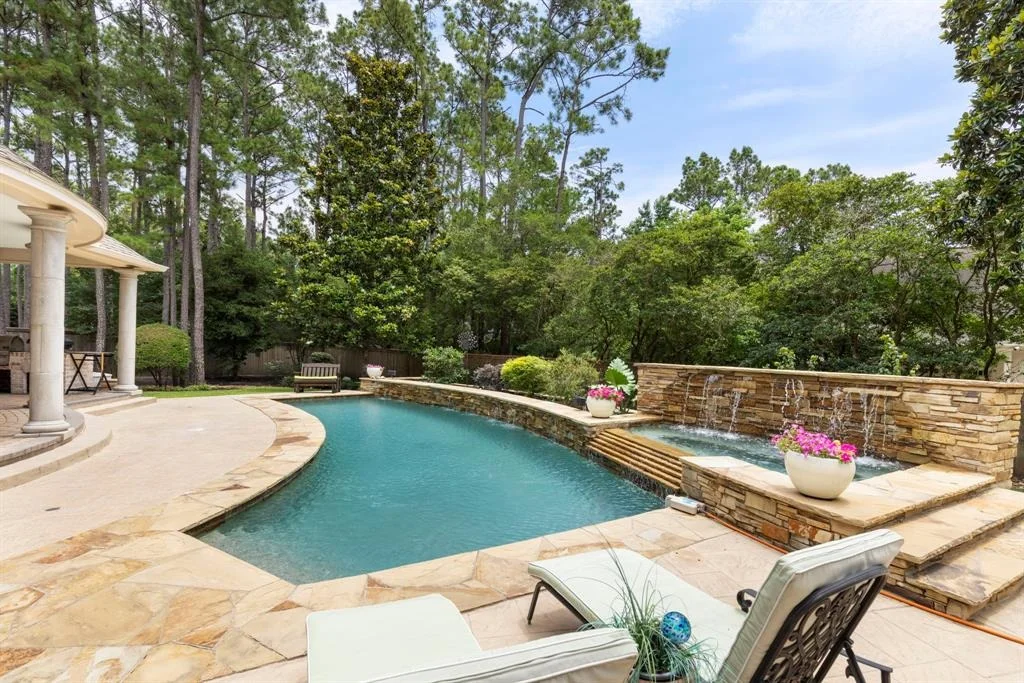 Photo of 63 N Wooded Brook Circle
