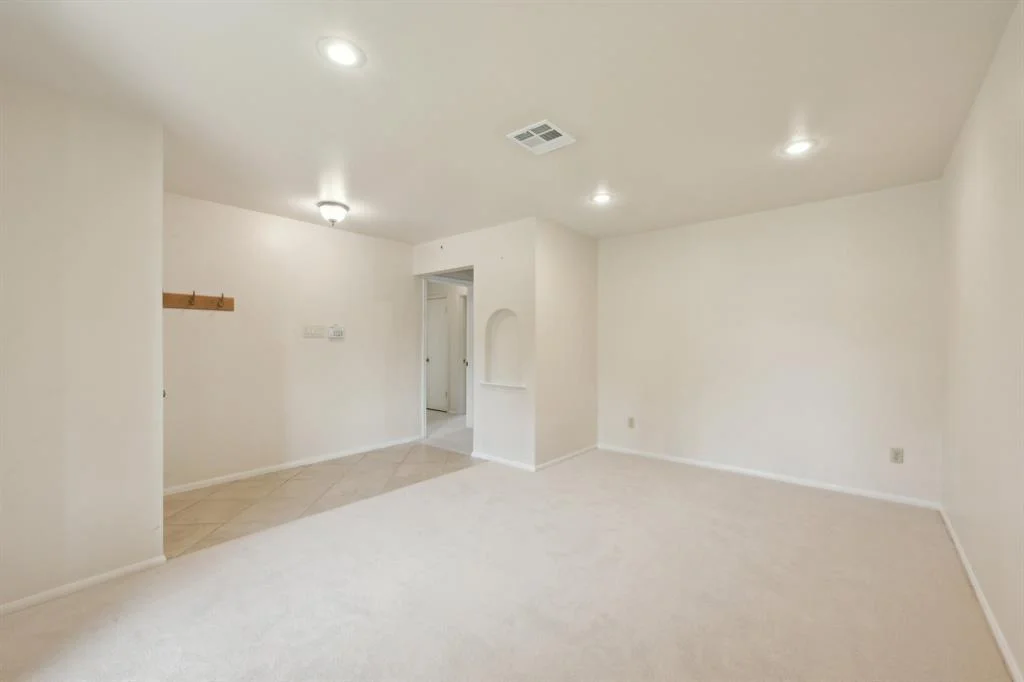 Photo of 8915 Roos Road